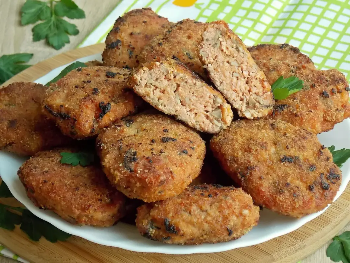 Talerze pełne pysznych, chrupiących mielonych z pieczarkami, idealne na obiad.
