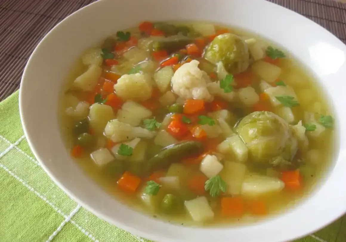 Zupa jarzynowa z mrożonki przepis: aromatyczna, sycąca, pełna warzyw jak ziemniaki, marchewka, kalafior, fasolka szparagowa i groszek.