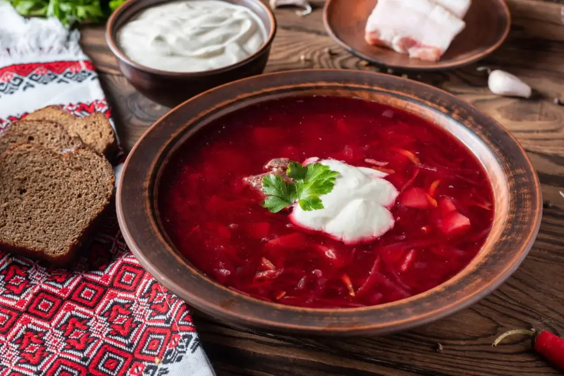 Pyszna botwina mojej babci, podana z chlebem i śmietaną. Aromatyczny, rozgrzewający barszcz, który zawsze smakuje jak w domu.
