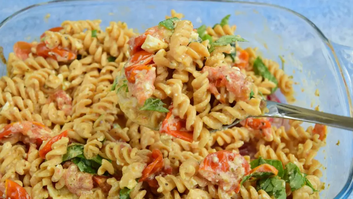 Szybka kolacja z niczego: makaron fusilli z pomidorkami, fetą i bazylią w kremowym sosie.