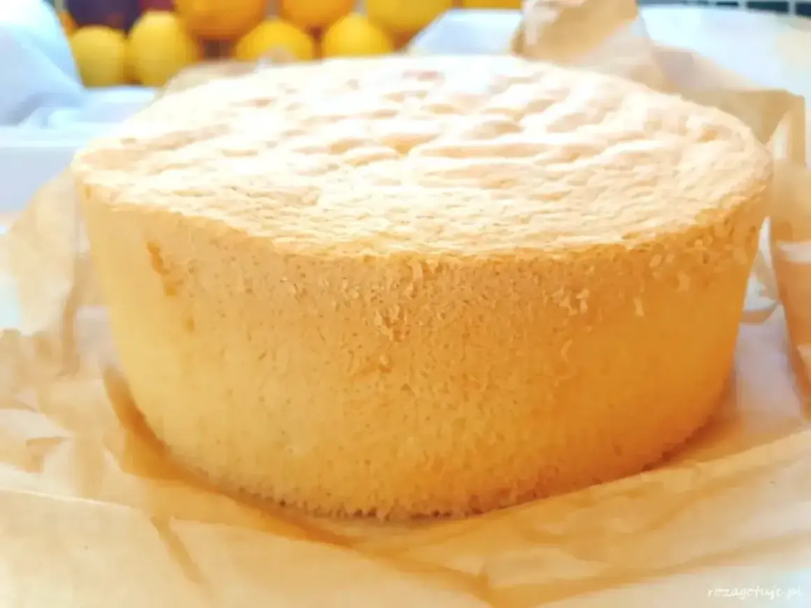 Puszysty biszkopt na dużą blachę z 6 jaj, idealny na tort.