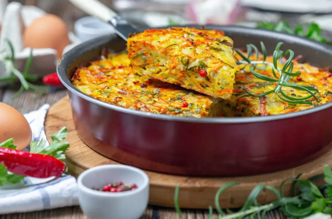 Pyszna, warzywna zapiekanka z jajek i warzyw, idealna na lekka kolacja. Podana z gałązką rozmarynu i papryczką chili.