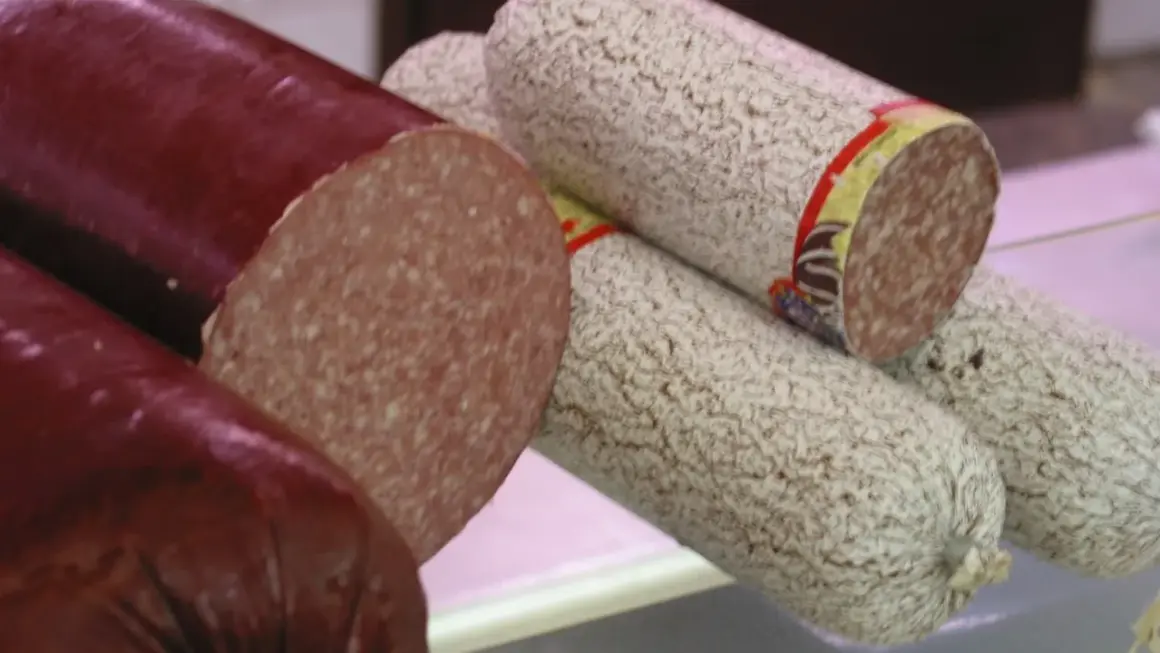 Kawałki ciemnej i jasnej salami, z czego jest salami, widać przekrój.