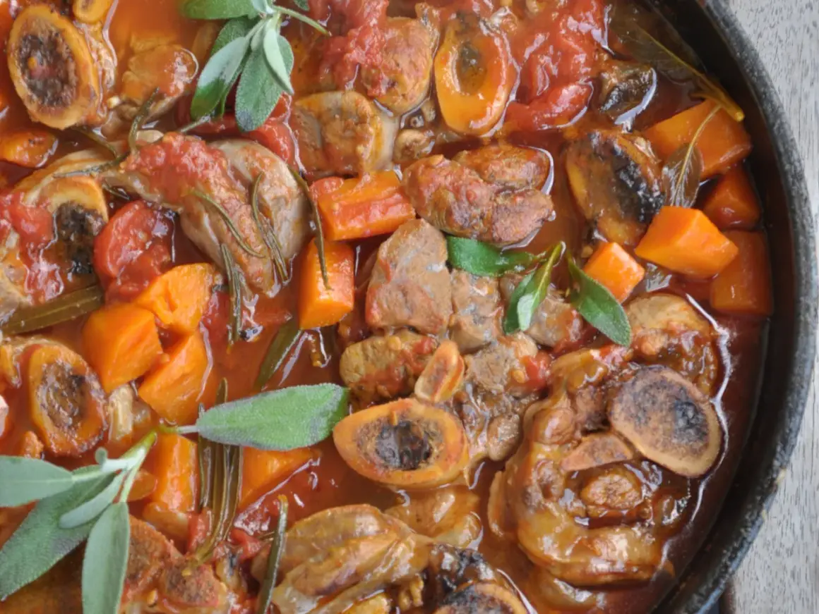 Pyszne ossobuco wołowe w sosie pomidorowym z marchewką i ziołami.