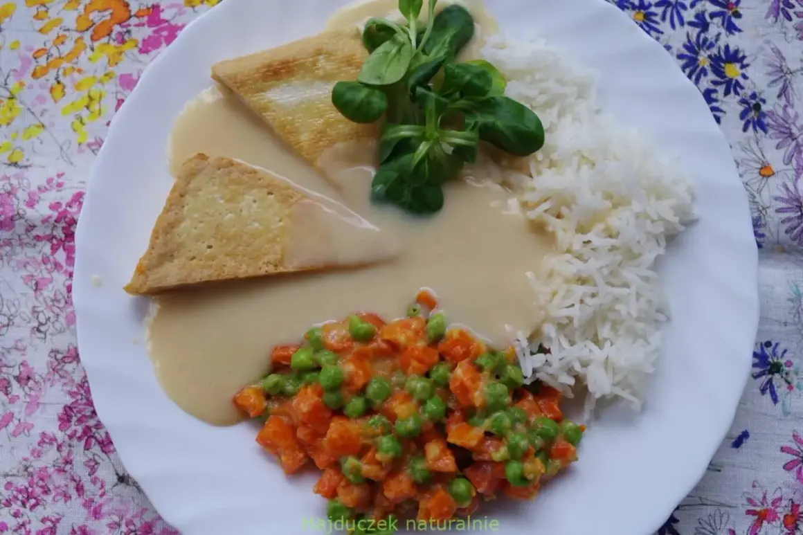 Pyszny sos do ryżu z kawałkami smażonego tofu i warzywami.