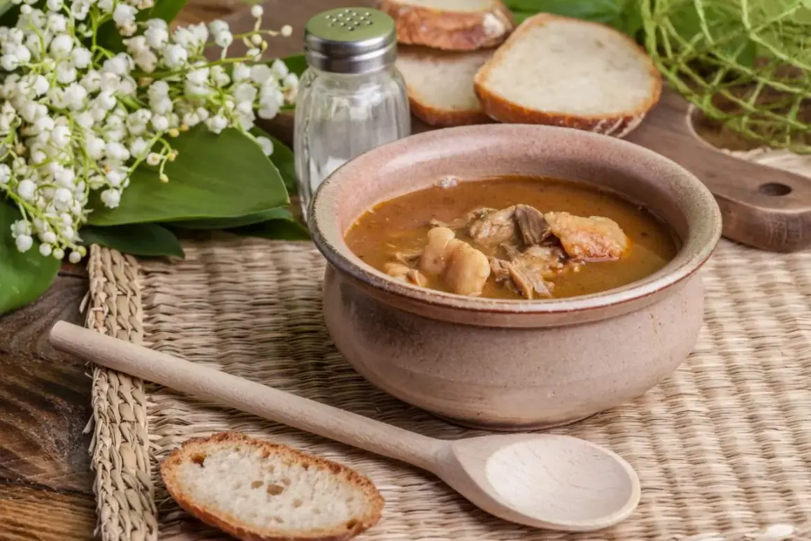 A rustic bowl brimming with the najlepsza zupa gulaszowa, accompanied by crusty bread slices and a wooden spoon.