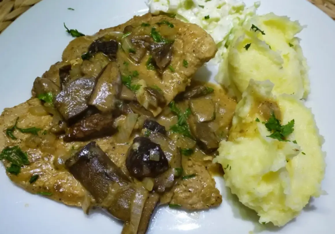 Kotlet husarski w sosie grzybowym z ziemniakami i surówką. Pyszne danie, które smakuje jak u babci.