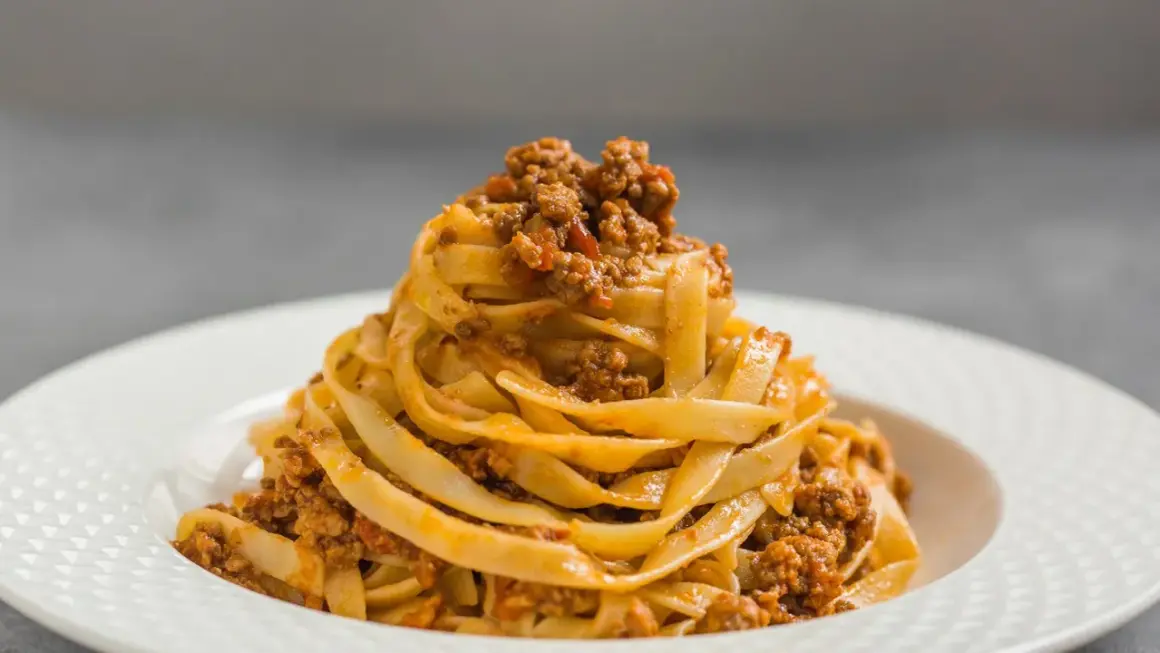 Tagliatelle z bogatym sosem mięsnym, idealne na obiad. Ten ragu przepis to klasyka!