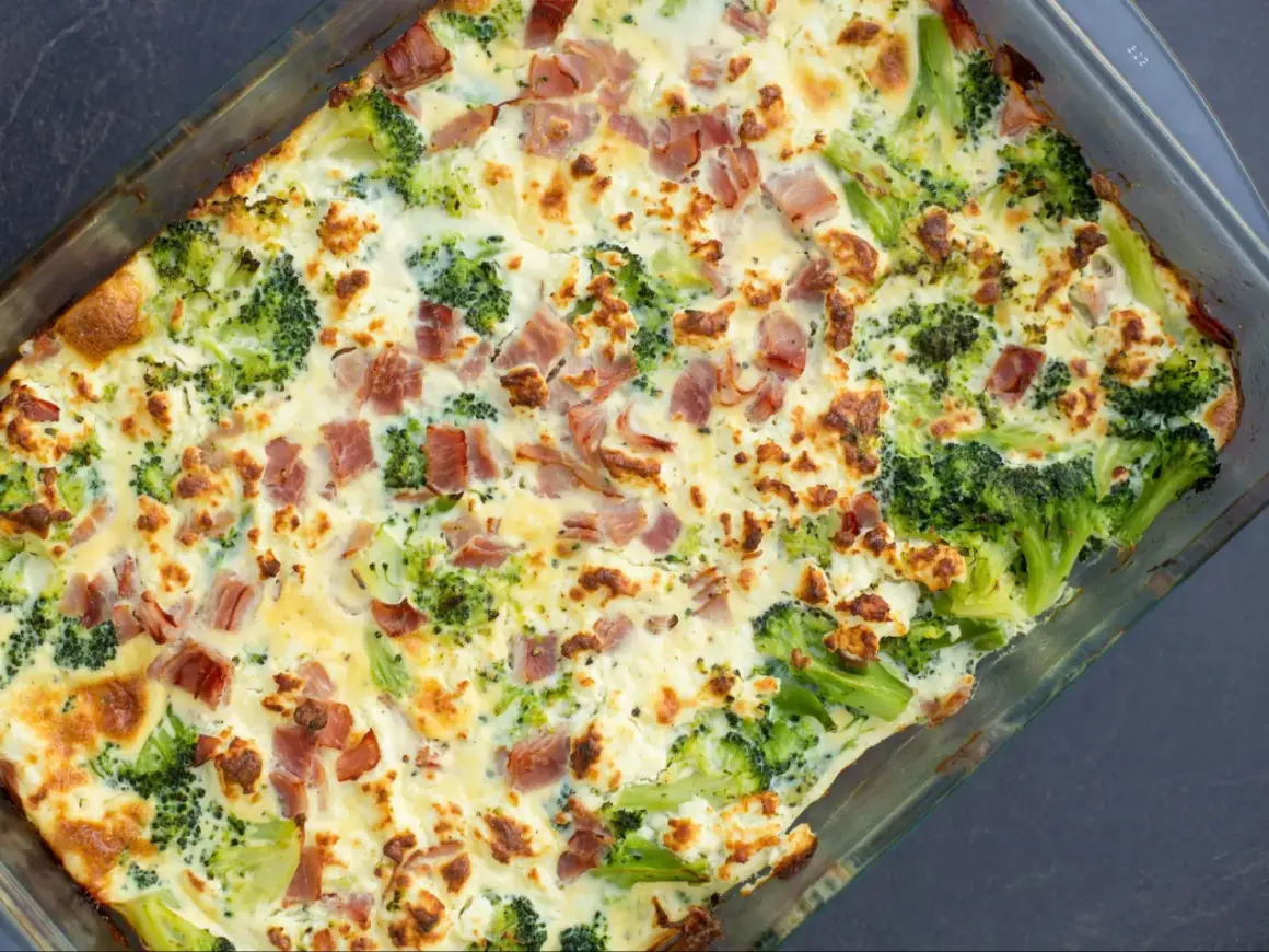 Zapiekanka z brokułami i szynką wprost z piekarnika. Idealna na fajna szybka kolacja, pachnie obłędnie!