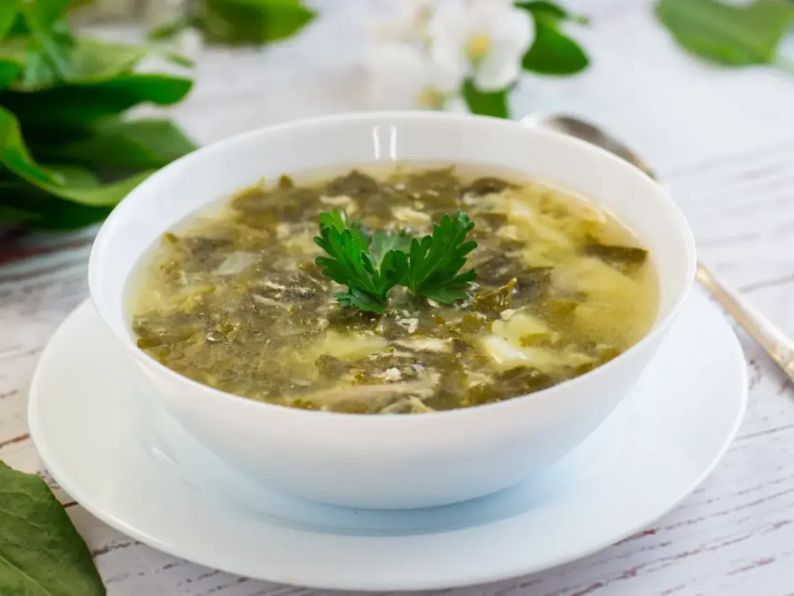 Zupa szczawiowa ze słoika przepis. Aromatyczna, zielona zupa z dodatkiem jajka, udekorowana natką pietruszki.