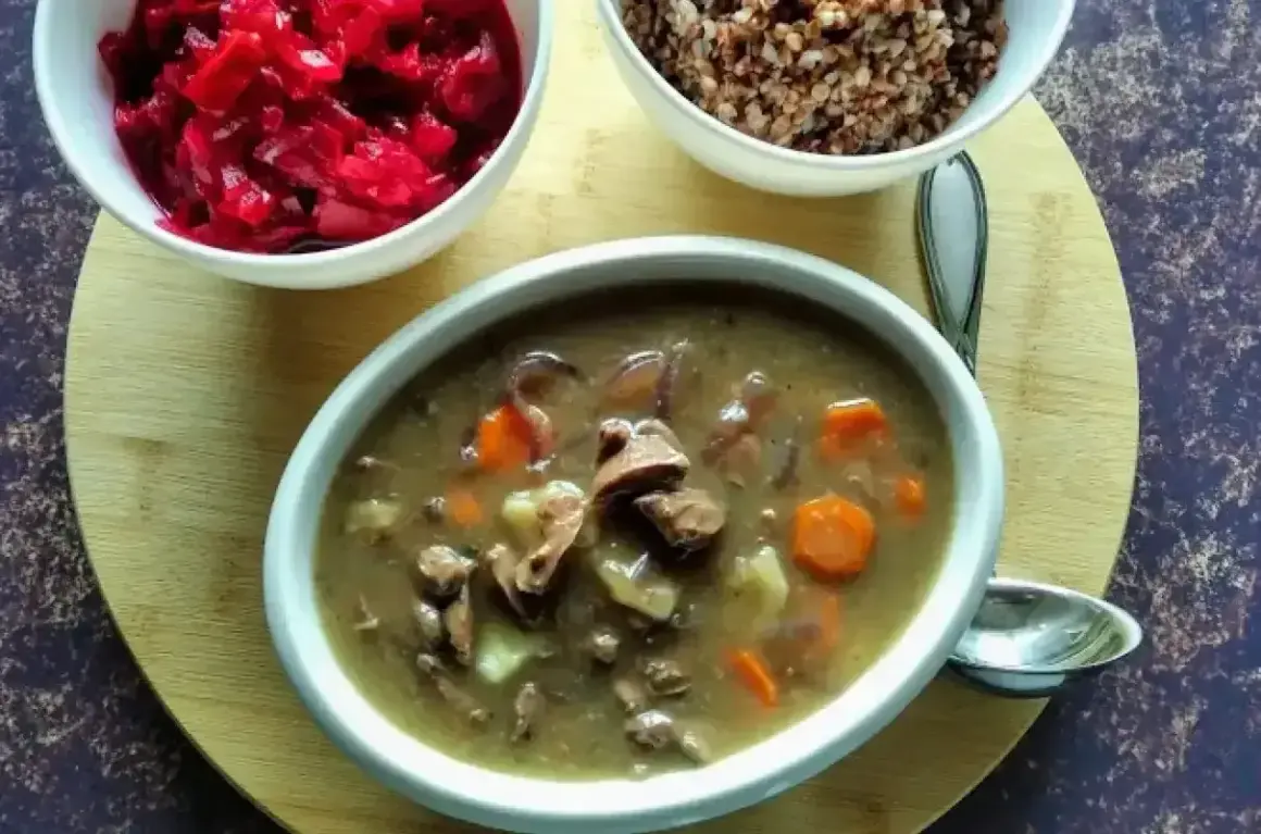 Gęsta zupa z serc drobiowych, ziemniaków i marchewki, podana z kaszą gryczaną i buraczkami.