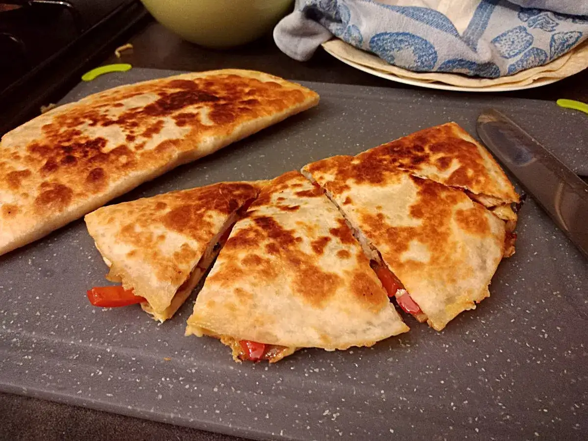 Quesadilla meksykańska - co dodać, by była chrupiąca?