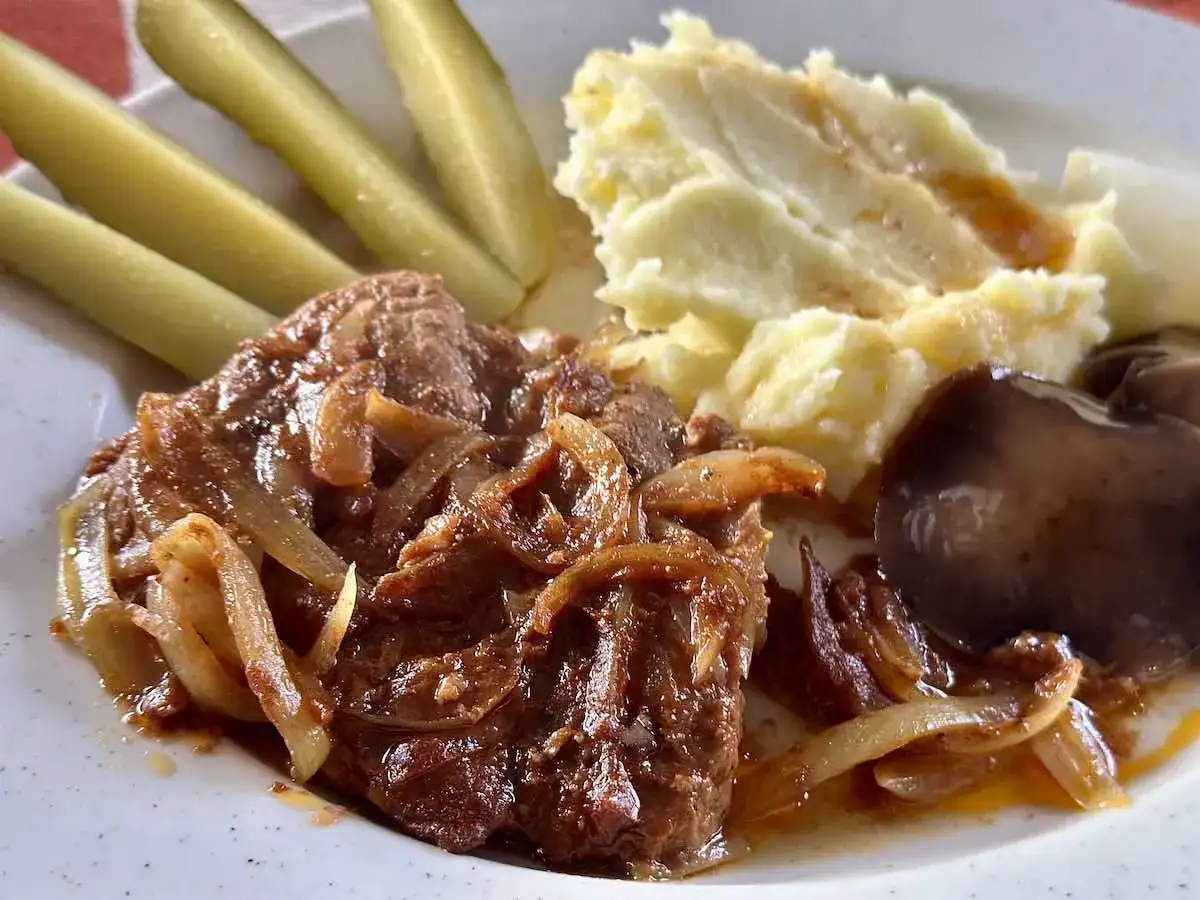 Karkówka z piekarnika w plastrach, która zostaje soczysta