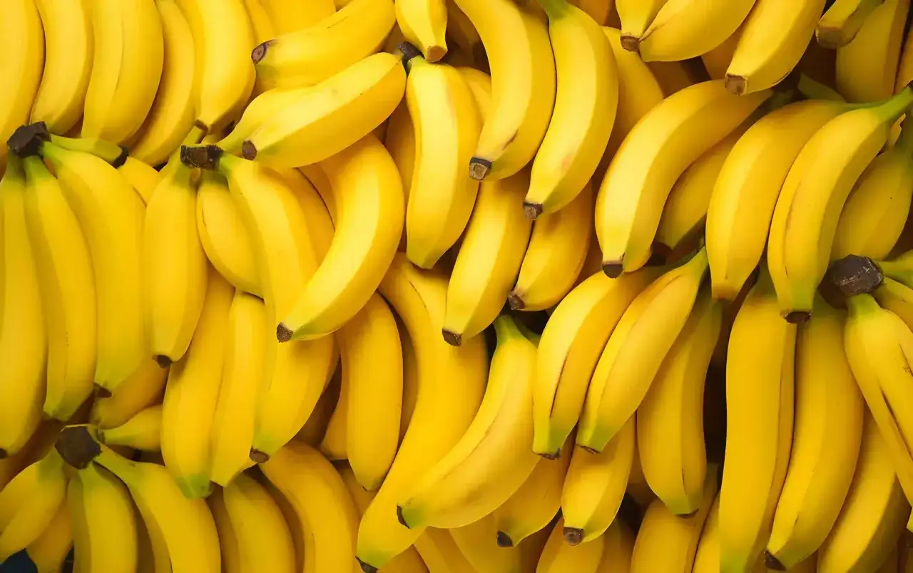 Banan - właściwości, kalorie i wpływ dojrzałości