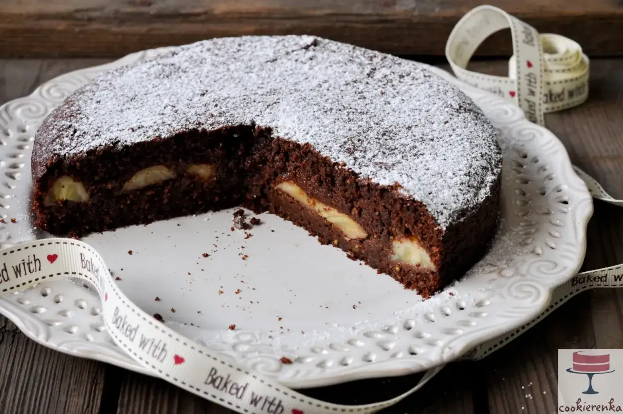 Czekoladowa babka jajowata z kawałkami jabłek, posypana cukrem pudrem. Pyszny deser, który zachwyci każdego!