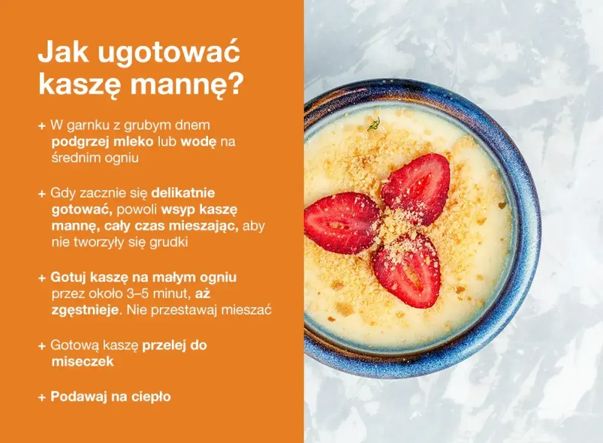 Miseczka z kaszą manną na wodzie, udekorowana truskawkami i okruszkami. Idealna na ciepłe śniadanie.