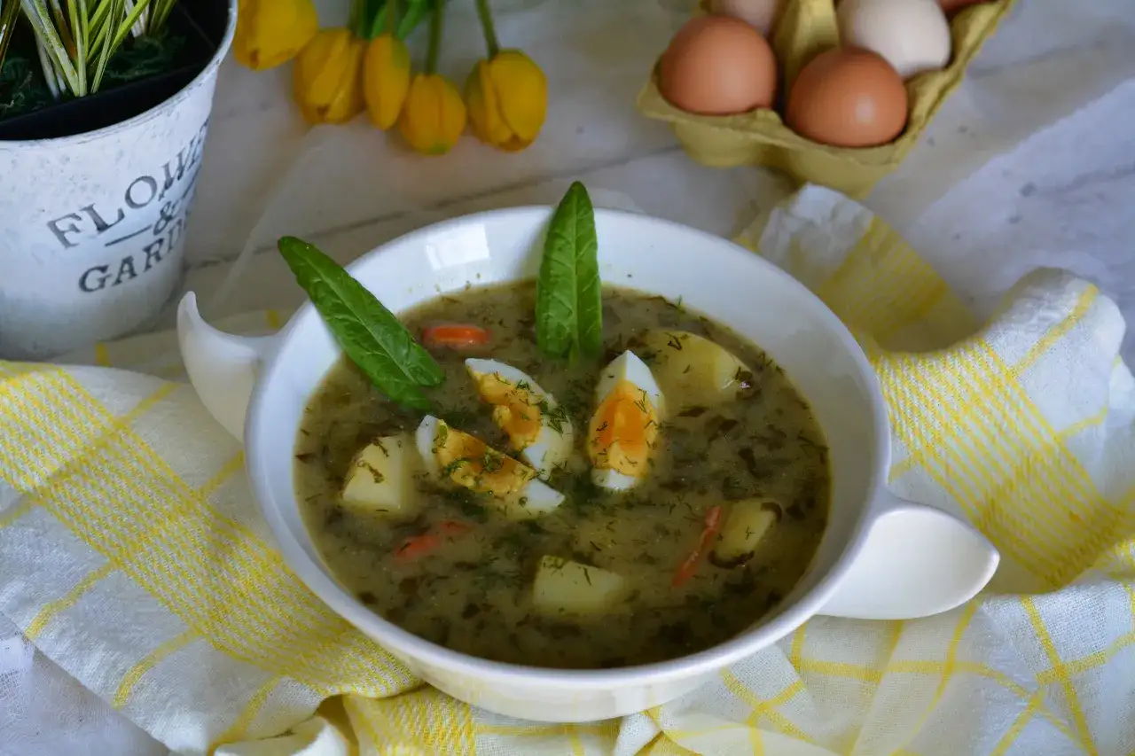 Zupa szczawiowa przepis babci: zielona, aromatyczna, z ziemniakami i jajkiem. Smak dzieciństwa na talerzu.