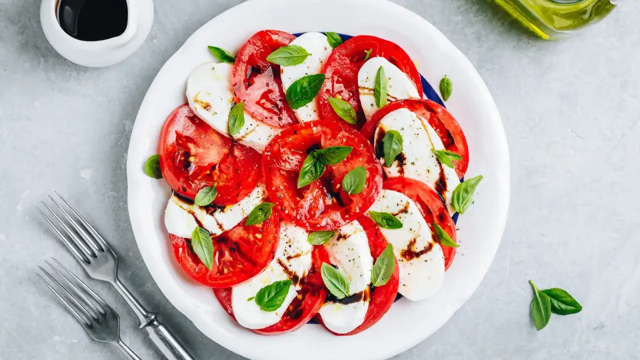 Sałatka Caprese z sosem