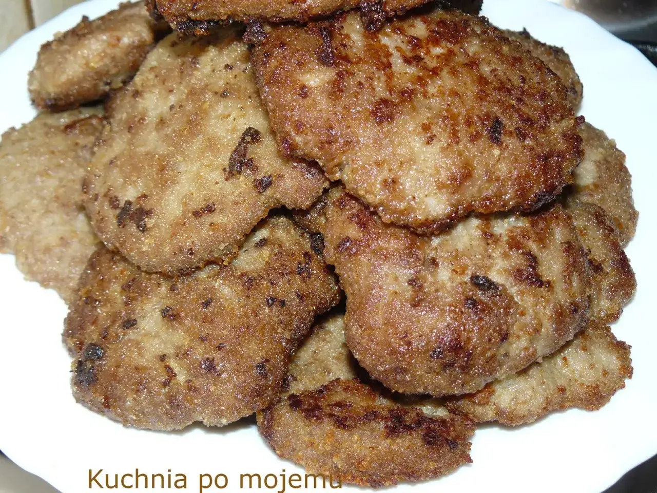 Złociste kotlety mielone z airfryer, chrupiące i pyszne, ułożone na białym talerzu.