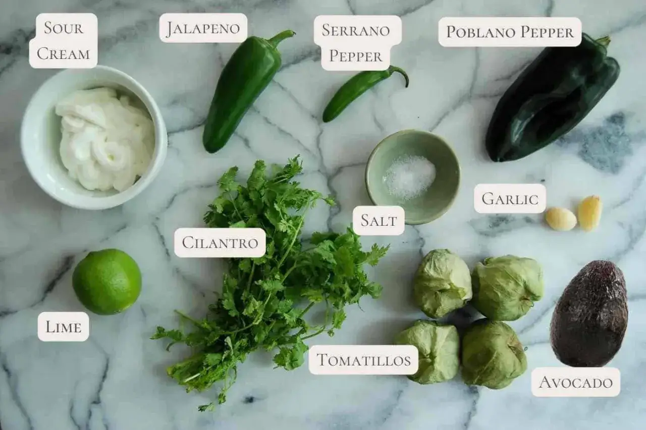 Składniki do sosu meksykańskiego: pomidorki zielone, awokado, kolendra, limonka, czosnek, papryczki jalapeno, serrano, poblano, śmietana i sól.
