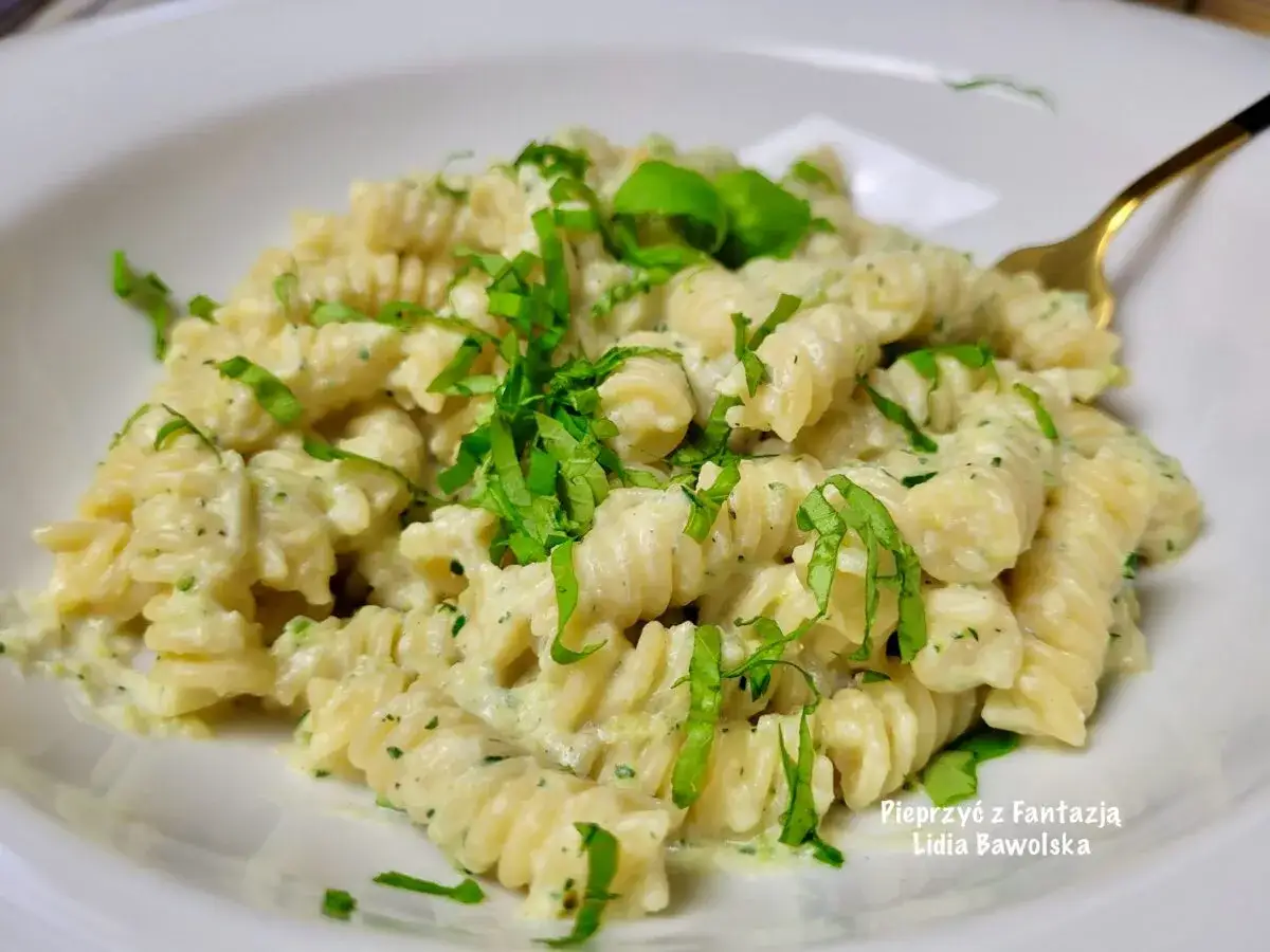Fusilli z kremowym sosem z cukinii, posypane świeżą bazylią. Pyszny, lekki sos z cukinii do makaronu.