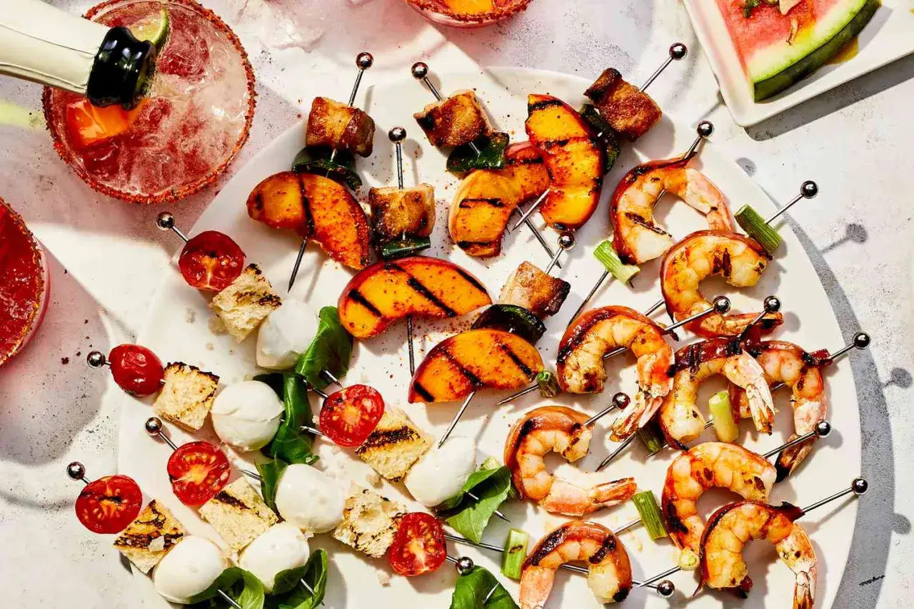 Grillowane krewetki, brzoskwinie, ser mozzarella i pomidorki na patyczkach. Takie tapas co to za pyszności!