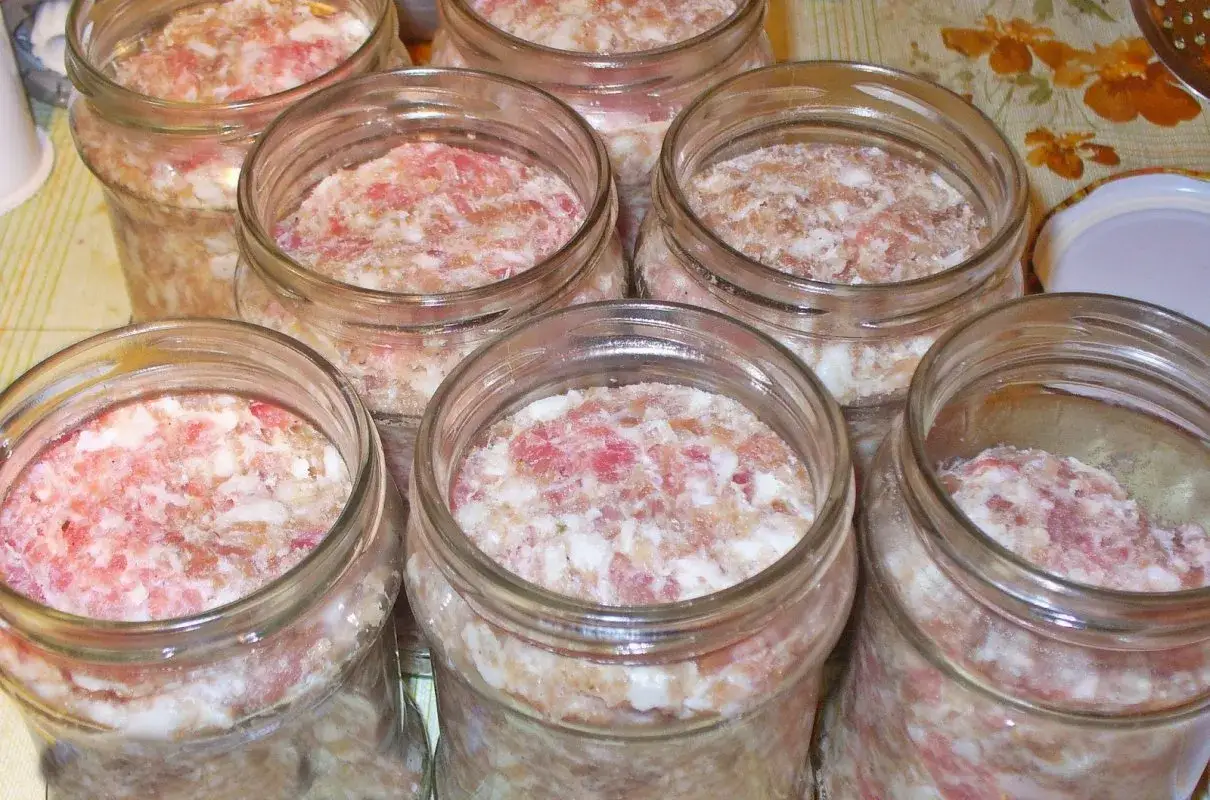 Domowa kiełbasa w słoiku tradycja i smak