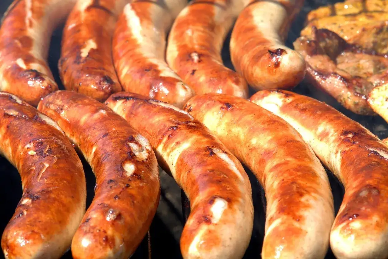 Kiełbasa na grillu z warzywami