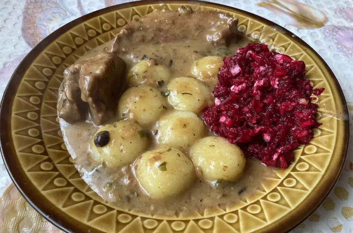 Pyszny sos z szynki wieprzowej z ziemniakami i buraczkami.