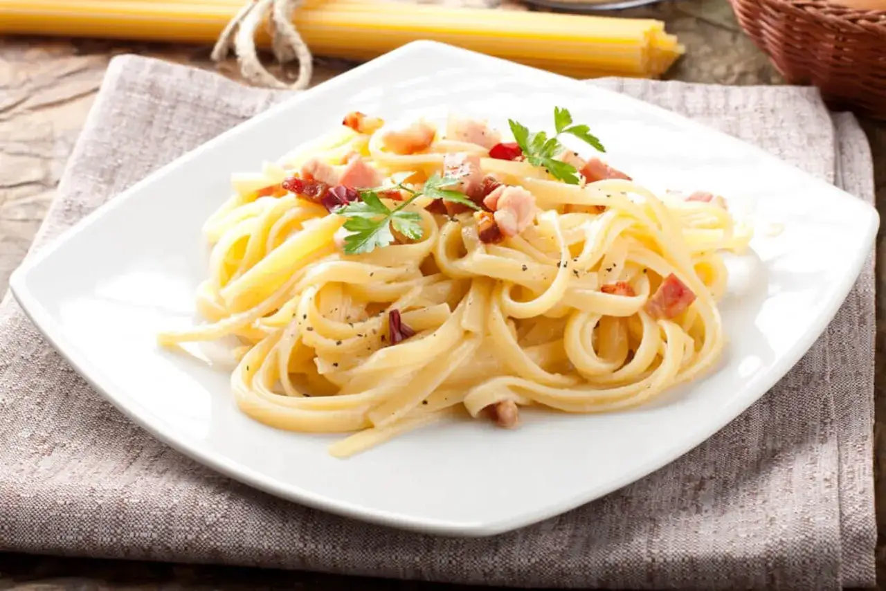 Pyszne spaghetti carbonara z boczkiem i natką pietruszki. Idealny przepis, jak zrobić carbonare, by zachwycić bliskich.