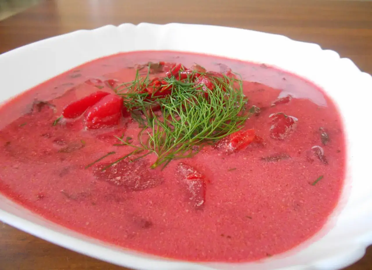 Pyszna zupa z botwiny z ziemniakami, udekorowana świeżym koperkiem. Idealna na chłodne dni.