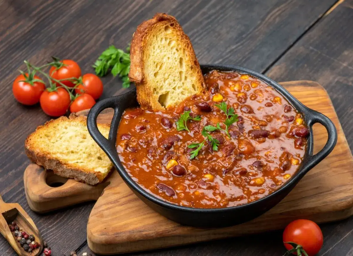 Rozgrzewające chili con carne z fasolą i kukurydzą, podane z chrupiącym pieczywem. Idealne z 10 pomysłów na obiad.