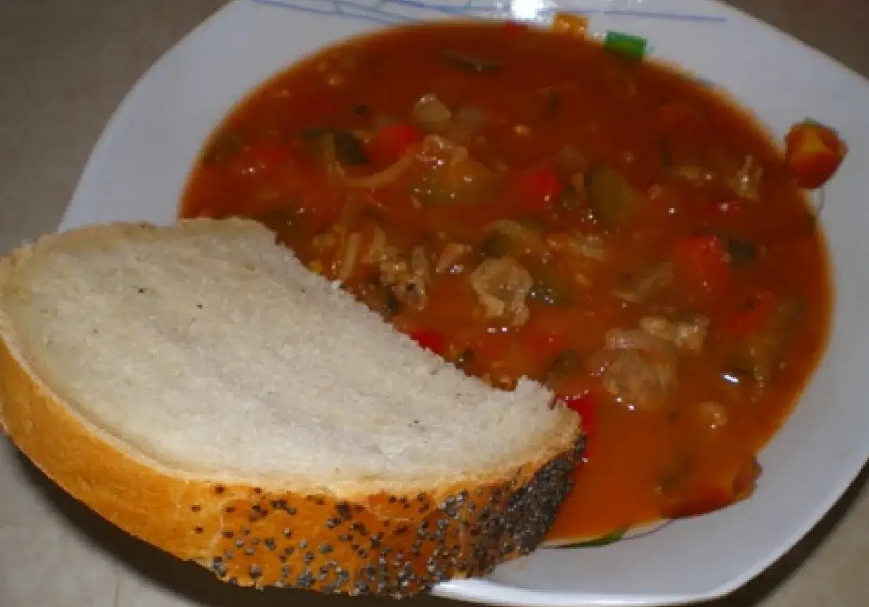 Gęsta, aromatyczna zupa gulaszowa przepis babci, podana z chlebem posypanym makiem. Idealna na chłodne dni.