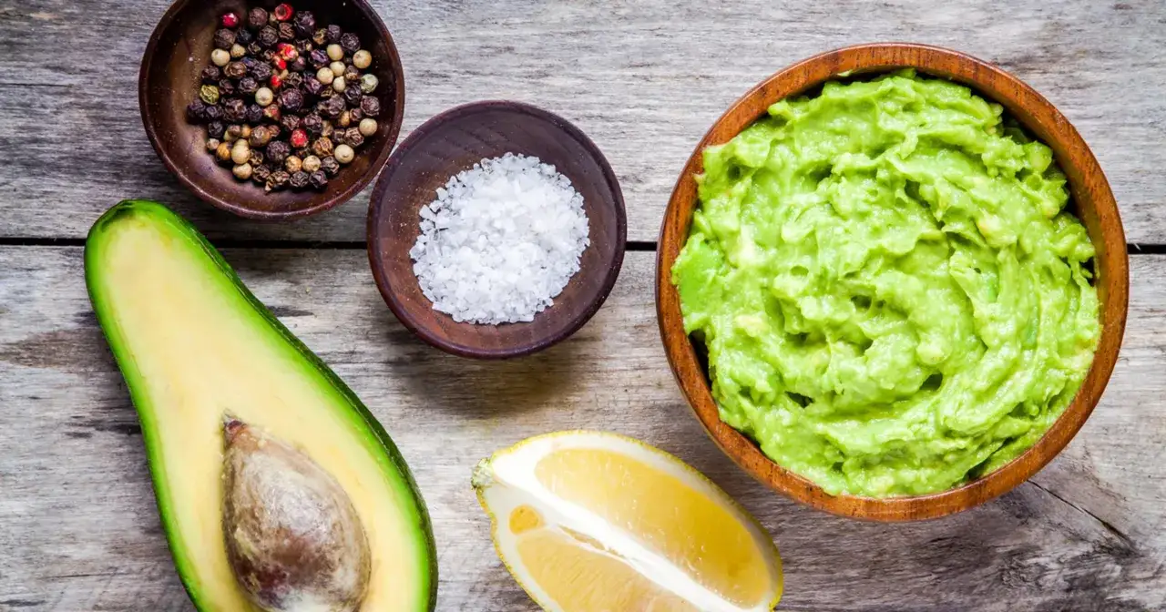 składniki na klasyczne guacamole