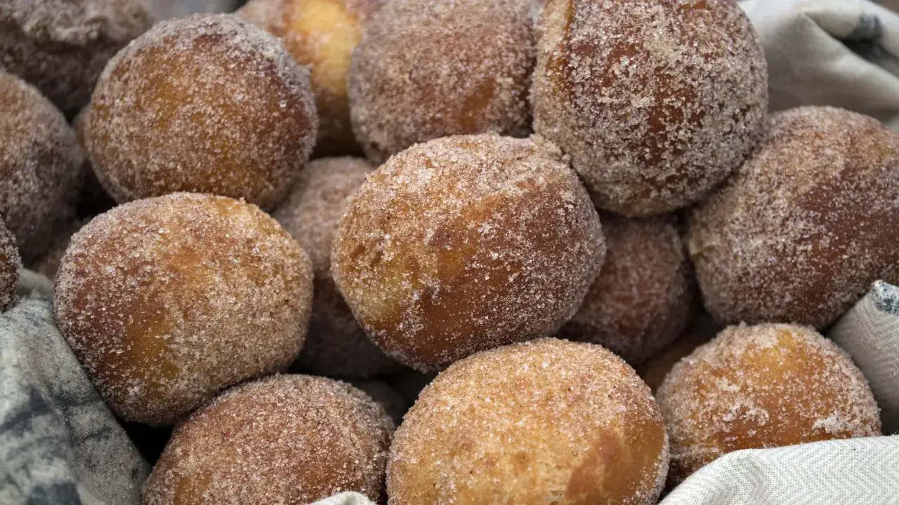 Pączki z ziemniakami Ewy Wachowicz, obtoczone w cukrze z cynamonem, wyglądają apetycznie.