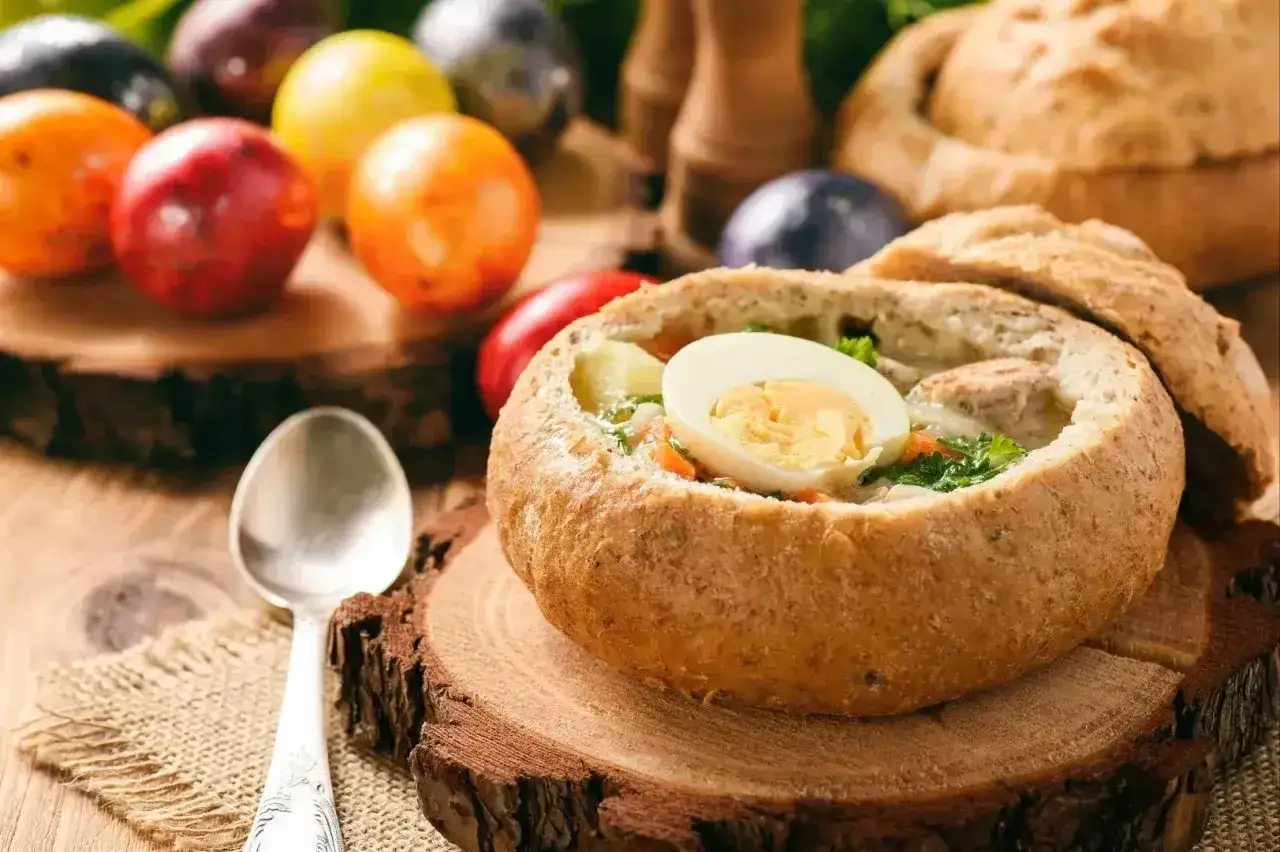 Zupa w chlebie z jajkiem i warzywami. Czy to żurek, czy barszcz biały? Zależy od zakwasu!