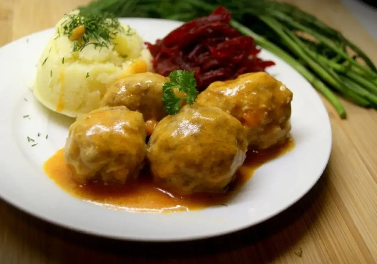 Pyszne pulpeciki w sosie, podane z puree ziemniaczanym, buraczkami i zielonymi warzywami. Idealny sos do pulpetów!