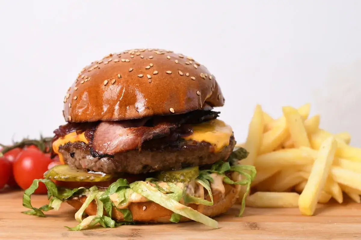 Pyszny hamburger z bekonem, serem i warzywami, idealny na obiad. Dowiedz się, jak zrobić hamburgera krok po kroku.