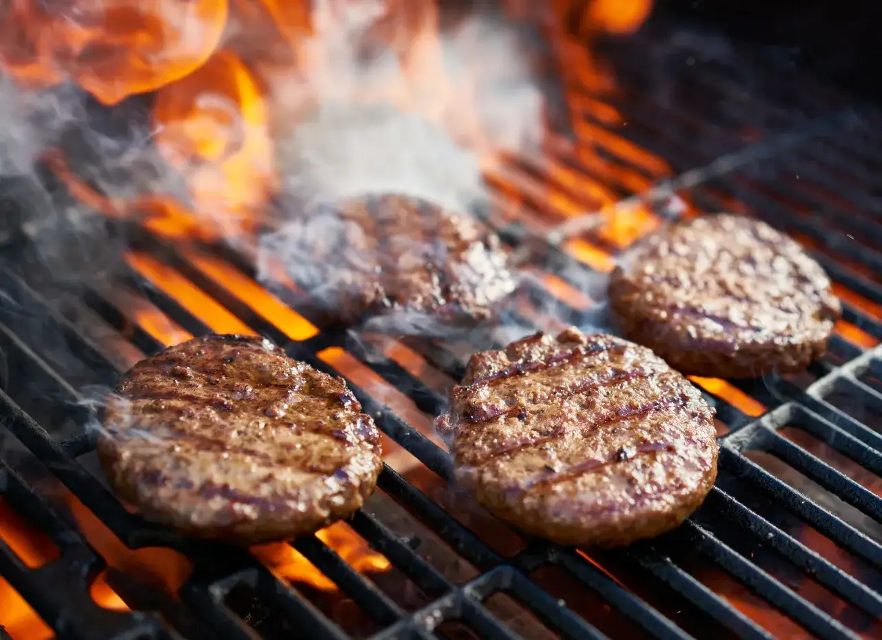 smażenie mrożonego burgera na patelni