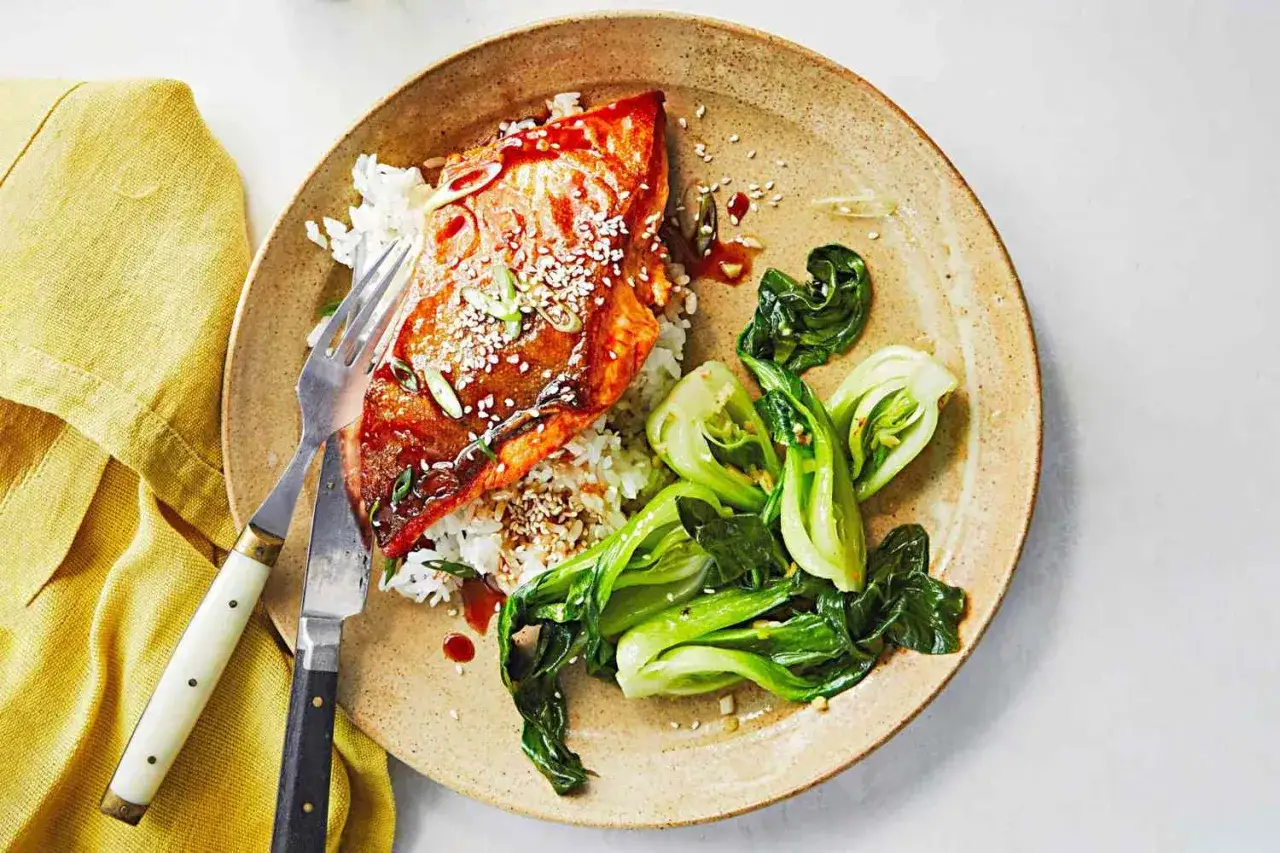 Łosoś w sosie teriyaki z ryżem i pak choi. Szybki obiad, jeden z 1000 pomysłów na obiad w 15 minut.