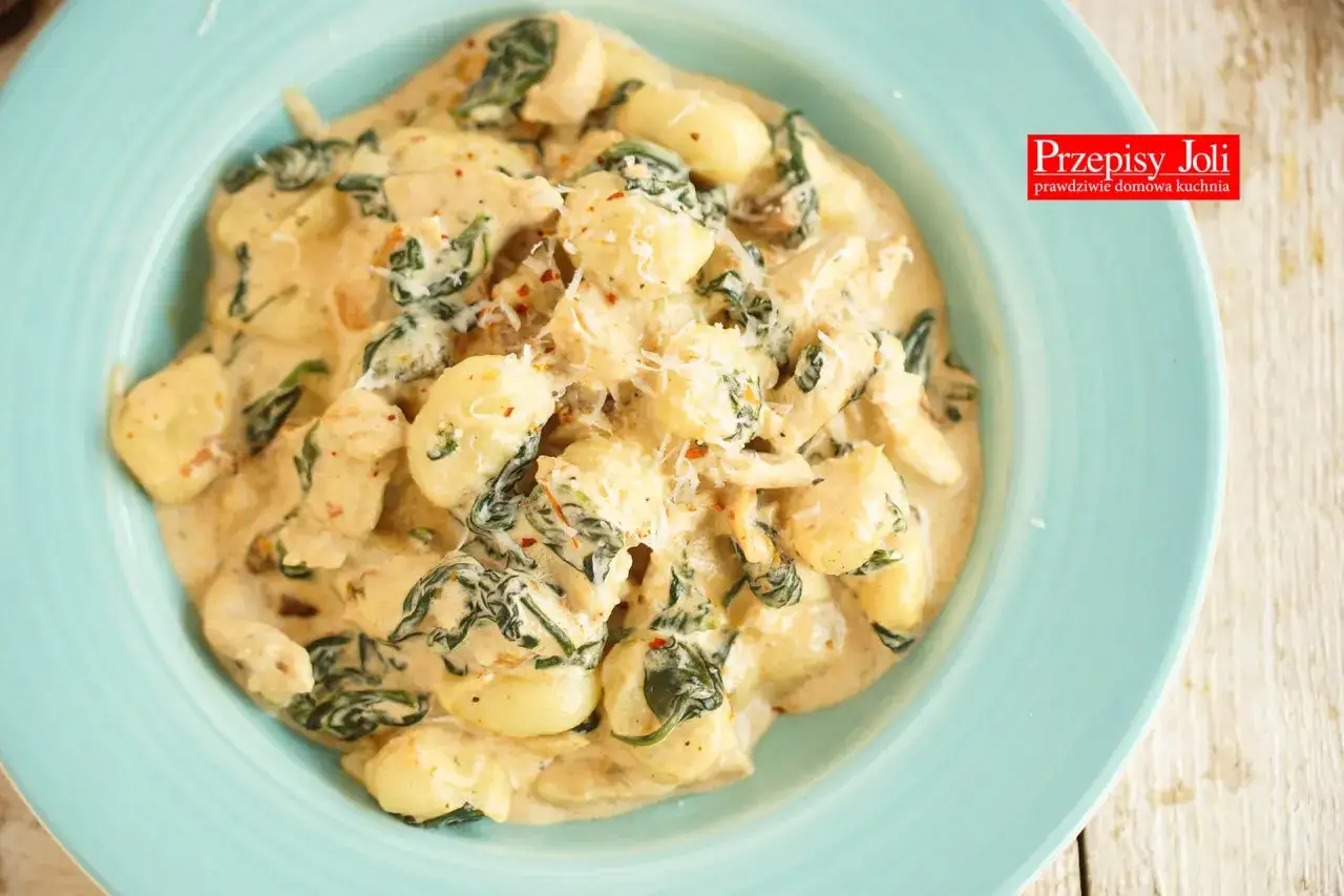 Pyszne gnocchi ze szpinakiem w kremowym sosie, posypane parmezanem. Idealne na szybki obiad.