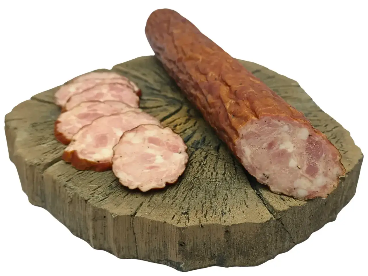 Kiełbasa żywiecka, wędzona i pokrojona w plastry, prezentowana na drewnianej desce.