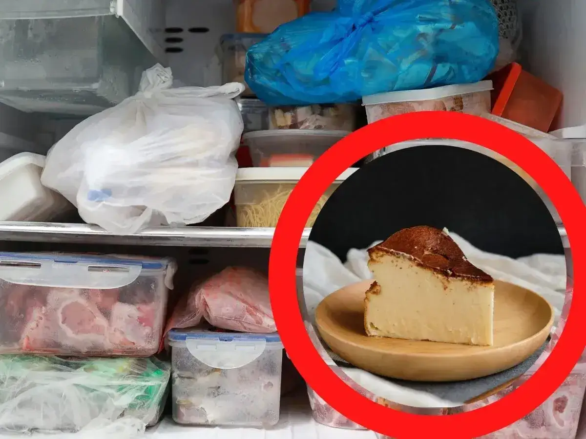 Kawałek pysznego sernika na talerzyku, otoczony mrożonkami w zamrażarce. Czy sernik można zamrozić? Tak, to świetny sposób na zachowanie smaku.