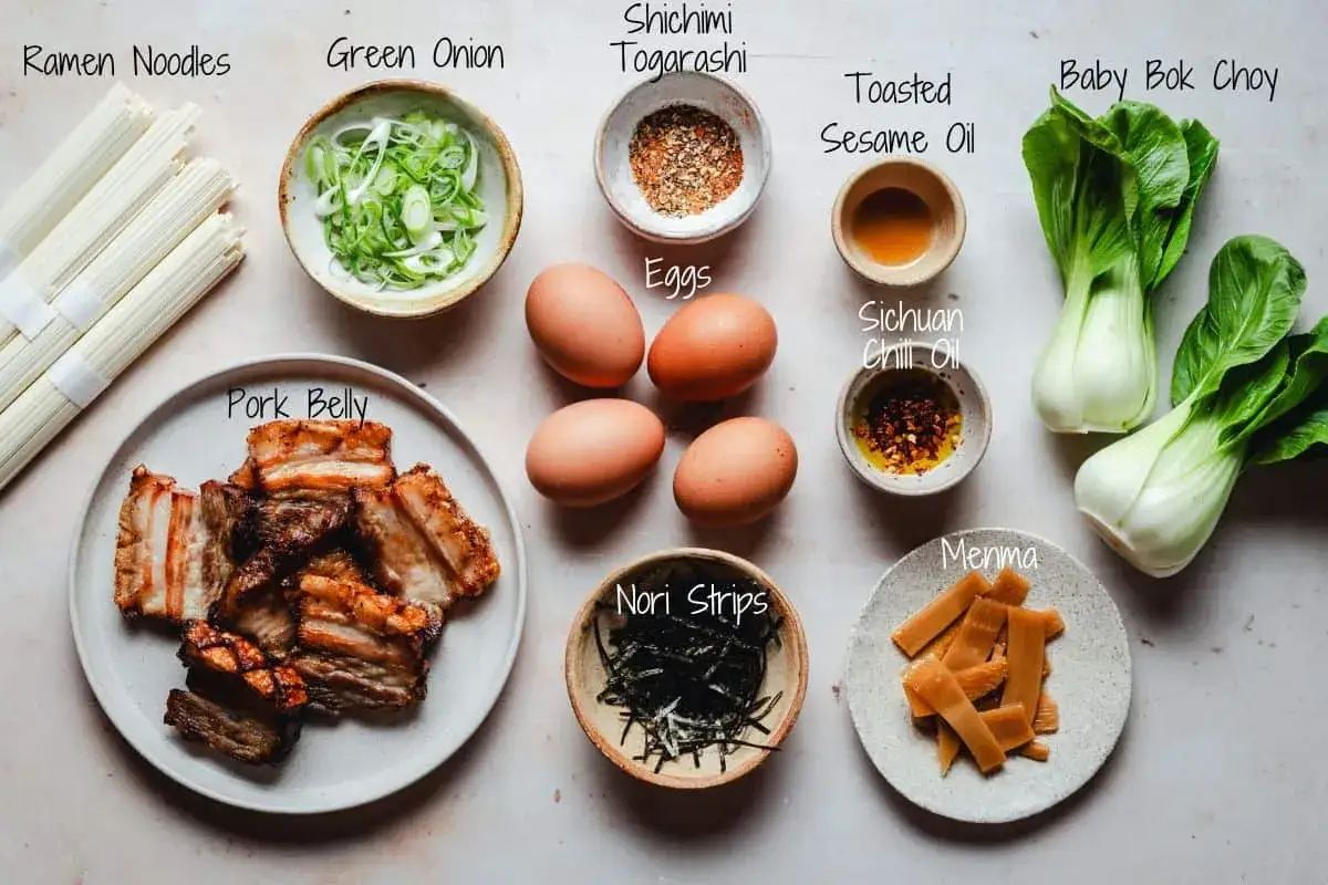 Składniki na zupę ramen przepis oryginalny: makaron, jajka, boczek, zielona cebulka, pak choi, menma, nori, oleje i przyprawy.