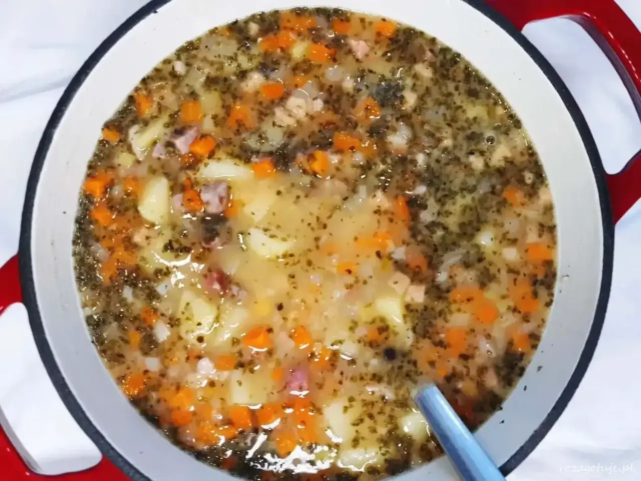 Gorąca zupa grochowa, przepis babci, pełna ziemniaków, marchewki i mięsa, pachnie domem.