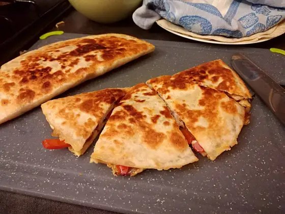 Quesadilla meksykańska - co dodać, by była chrupiąca?