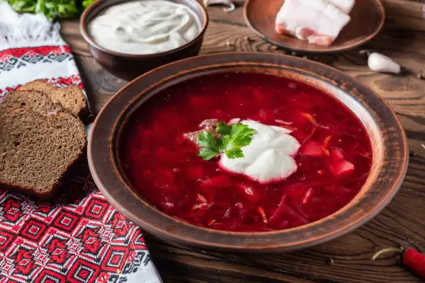 Pyszna botwina mojej babci, podana z chlebem i śmietaną. Aromatyczny, rozgrzewający barszcz, który zawsze smakuje jak w domu.