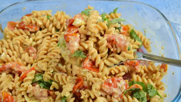 Szybka kolacja z niczego: makaron fusilli z pomidorkami, fetą i bazylią w kremowym sosie.