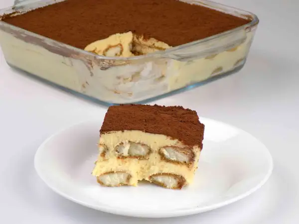 Pyszny, sprawdzony przepis na tiramisu z mascarpone. Warstwy biszkoptów i kremu, posypane kakao. Idealny deser.
