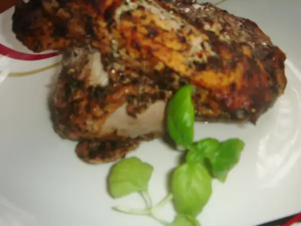 Pyszna, pieczona łopatka wieprzowa, jak u Ani, gotuje się do perfekcji. Podana z listkami bazylii.